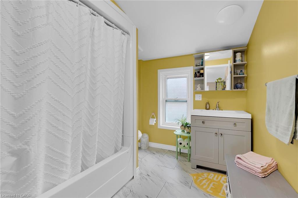 805 Broad Street E, Dunnville, ON - Indoor Photo Showing Bathroom