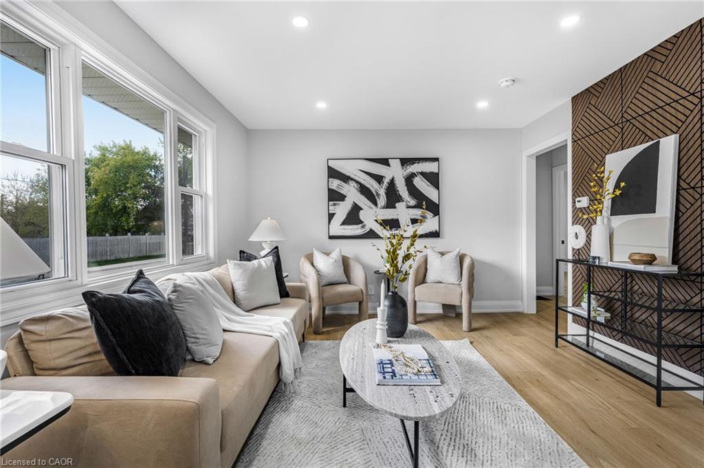 237 Adair Avenue N, Hamilton, ON - Indoor Photo Showing Living Room