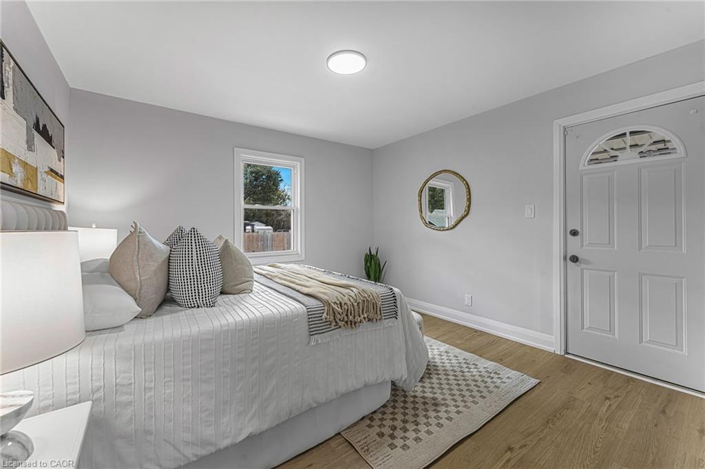 237 Adair Avenue N, Hamilton, ON - Indoor Photo Showing Bedroom