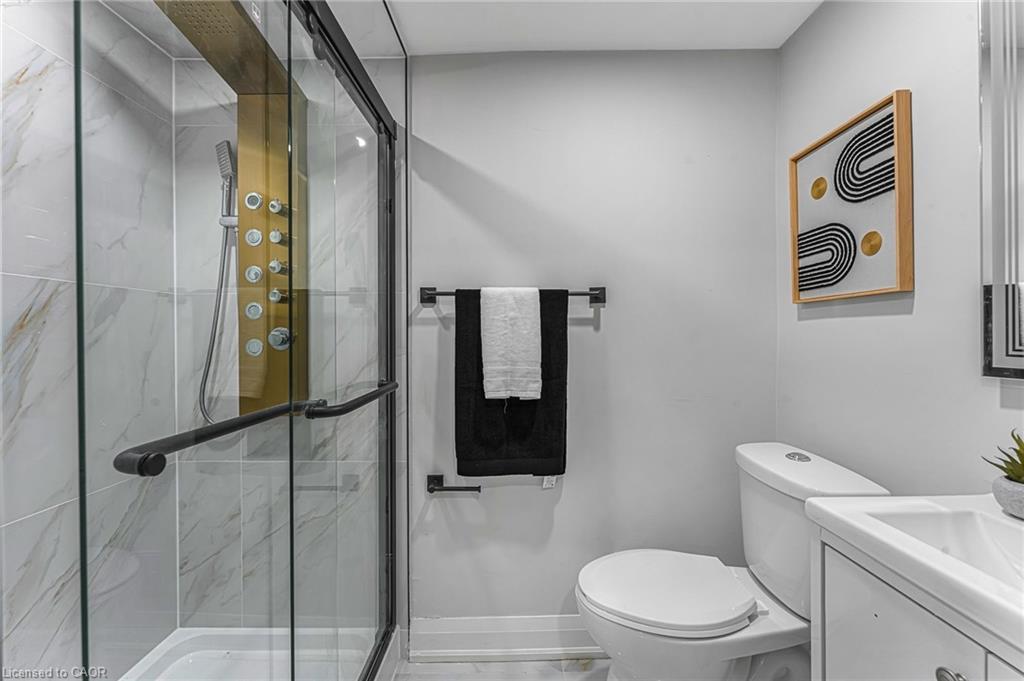 237 Adair Avenue N, Hamilton, ON - Indoor Photo Showing Bathroom
