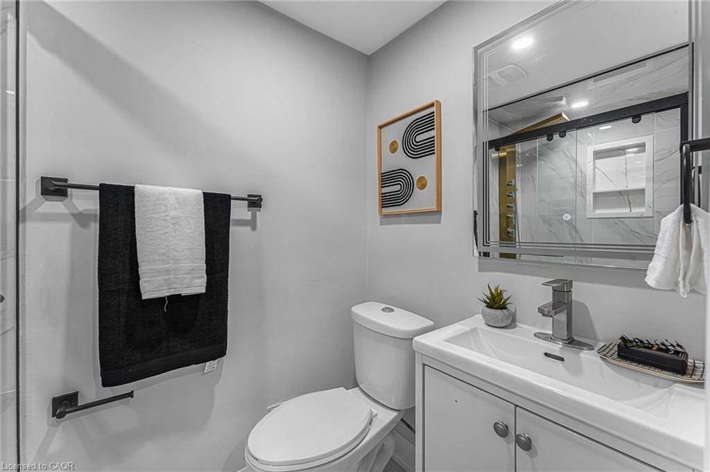 237 Adair Avenue N, Hamilton, ON - Indoor Photo Showing Bathroom