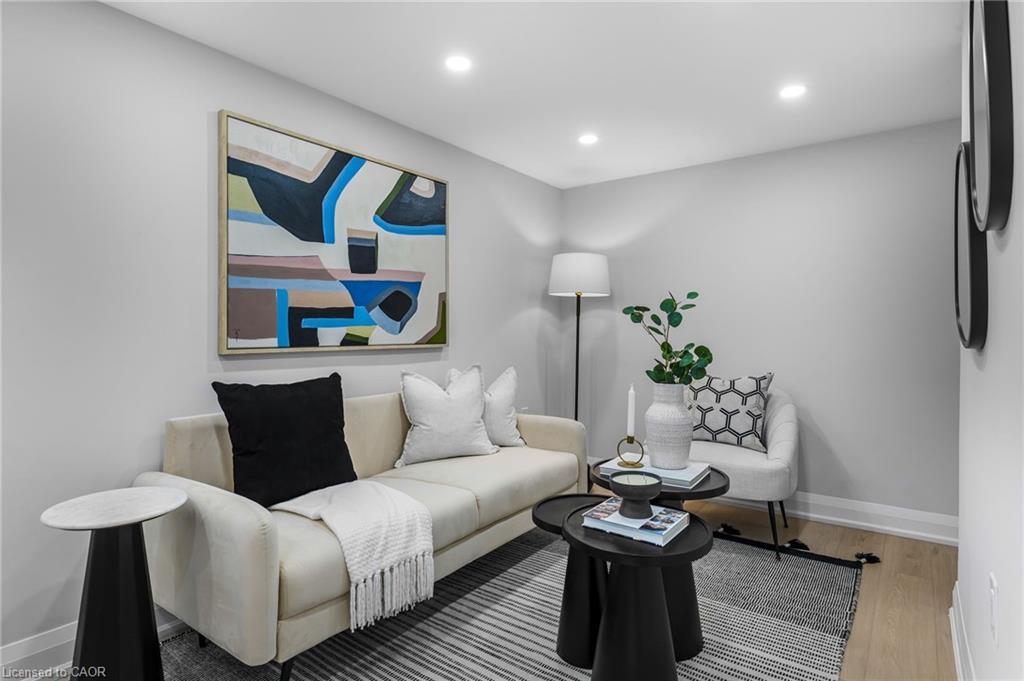 237 Adair Avenue N, Hamilton, ON - Indoor Photo Showing Living Room