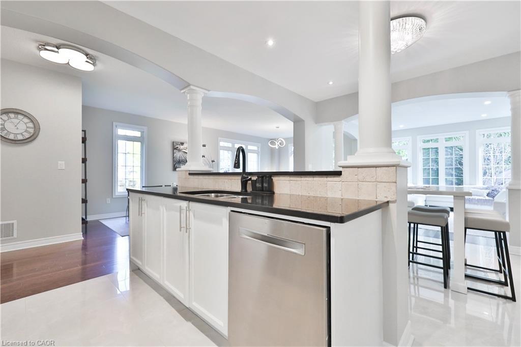 3262 Skipton Lane, Oakville, ON - Indoor Photo Showing Kitchen