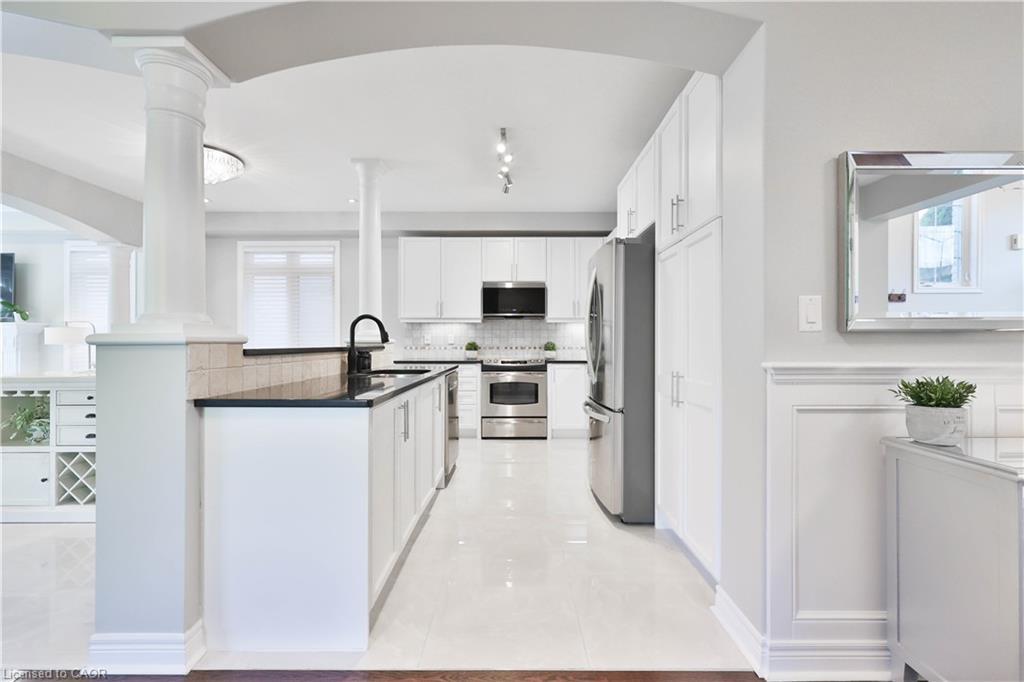 3262 Skipton Lane, Oakville, ON - Indoor Photo Showing Kitchen