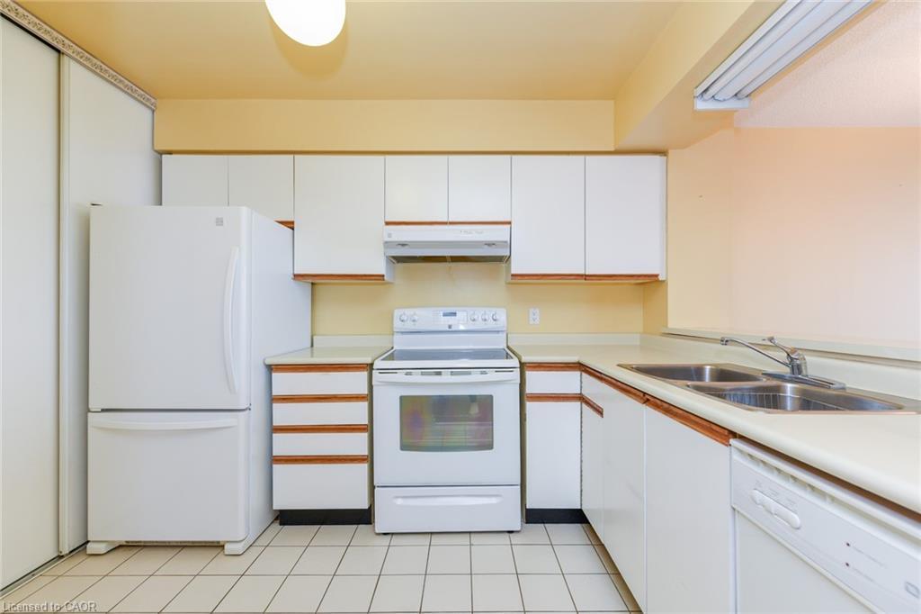 1002-1500 Grazia Court, Mississauga, ON - Indoor Photo Showing Kitchen With Double Sink