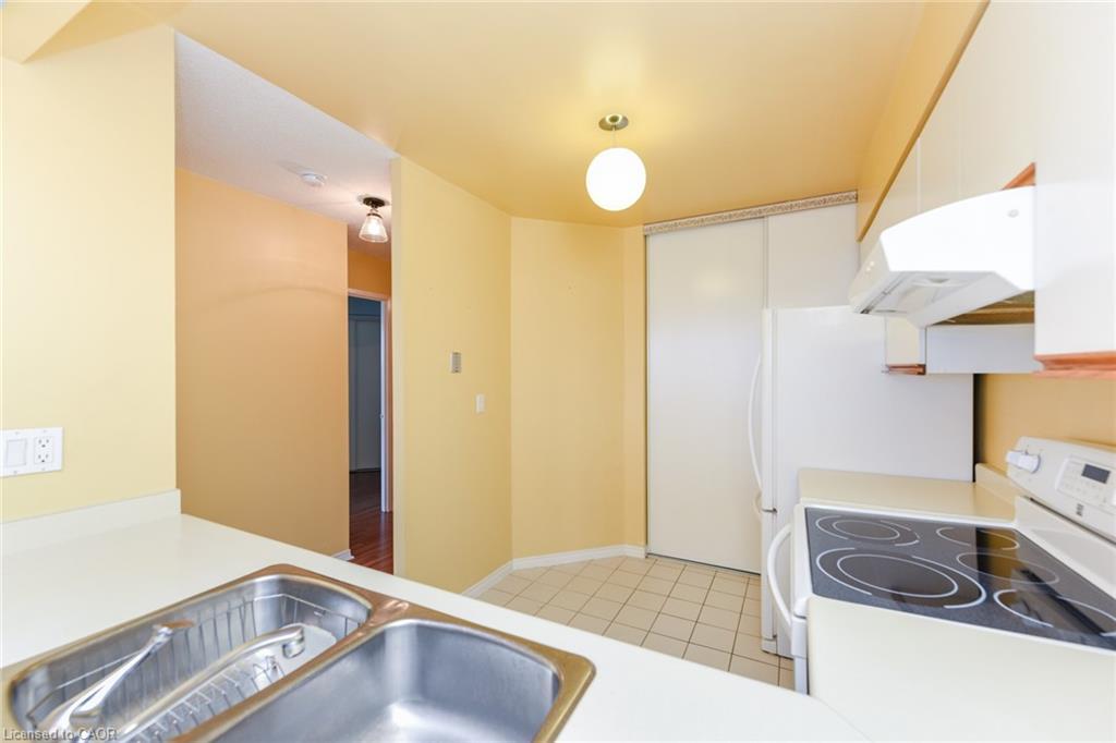 1002-1500 Grazia Court, Mississauga, ON - Indoor Photo Showing Kitchen With Double Sink