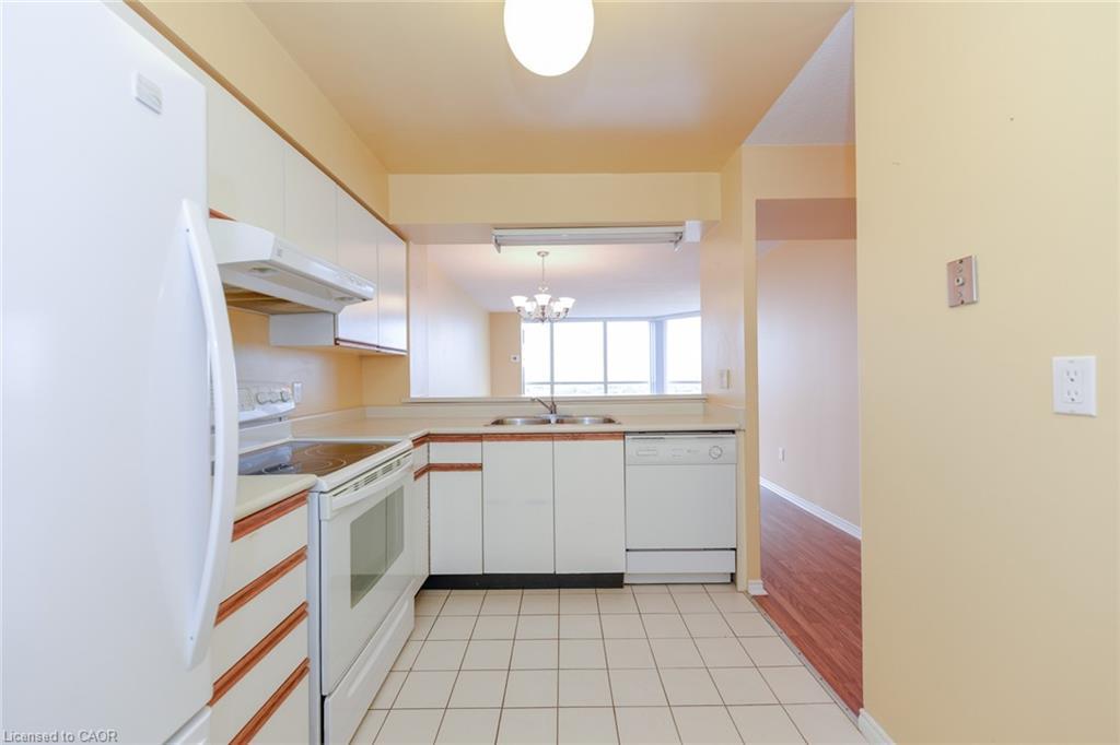 1002-1500 Grazia Court, Mississauga, ON - Indoor Photo Showing Kitchen With Double Sink