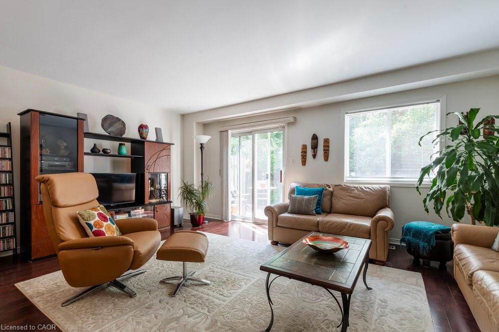 1-31 Moss Boulevard, Dundas, ON - Indoor Photo Showing Living Room