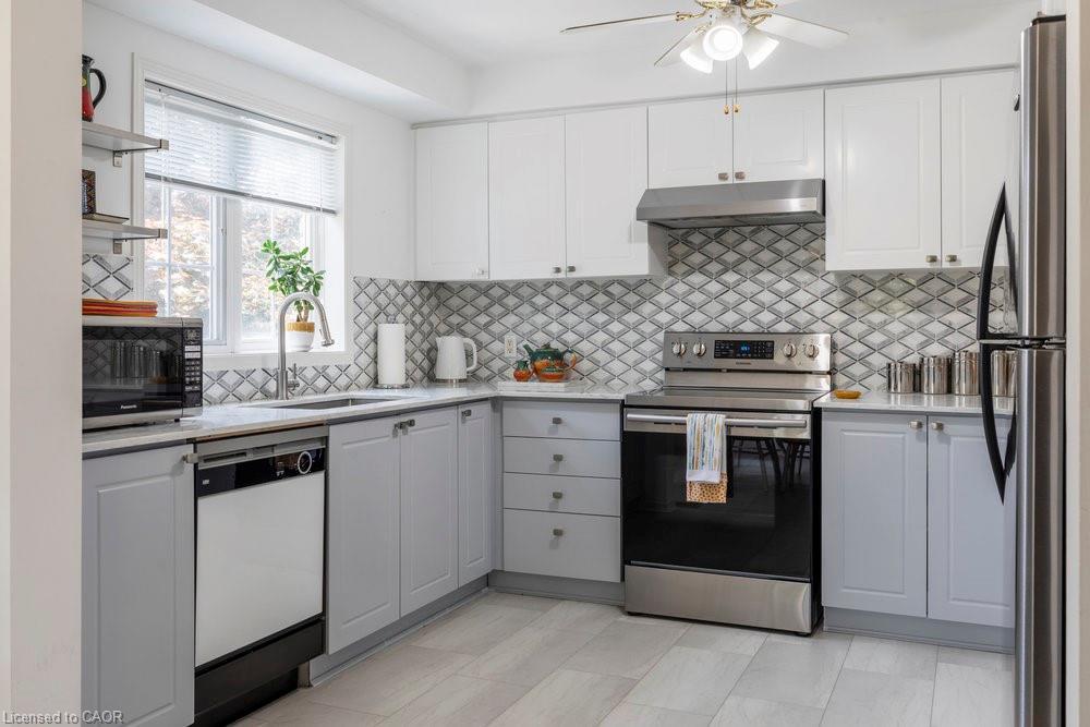 1-31 Moss Boulevard, Dundas, ON - Indoor Photo Showing Kitchen With Upgraded Kitchen