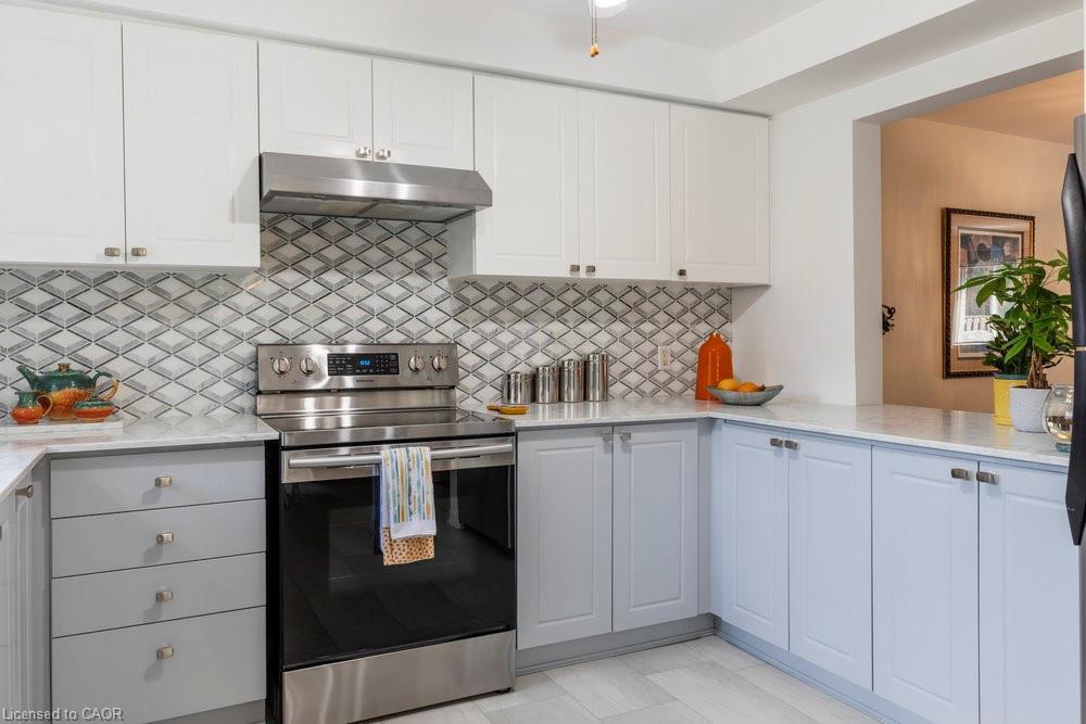 1-31 Moss Boulevard, Dundas, ON - Indoor Photo Showing Kitchen