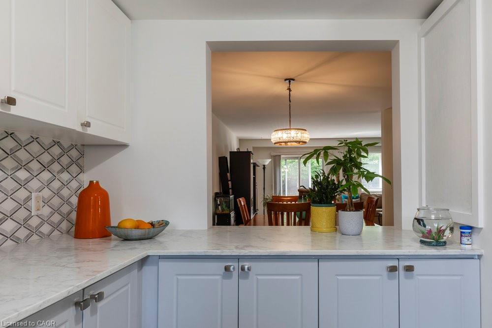 1-31 Moss Boulevard, Dundas, ON - Indoor Photo Showing Kitchen