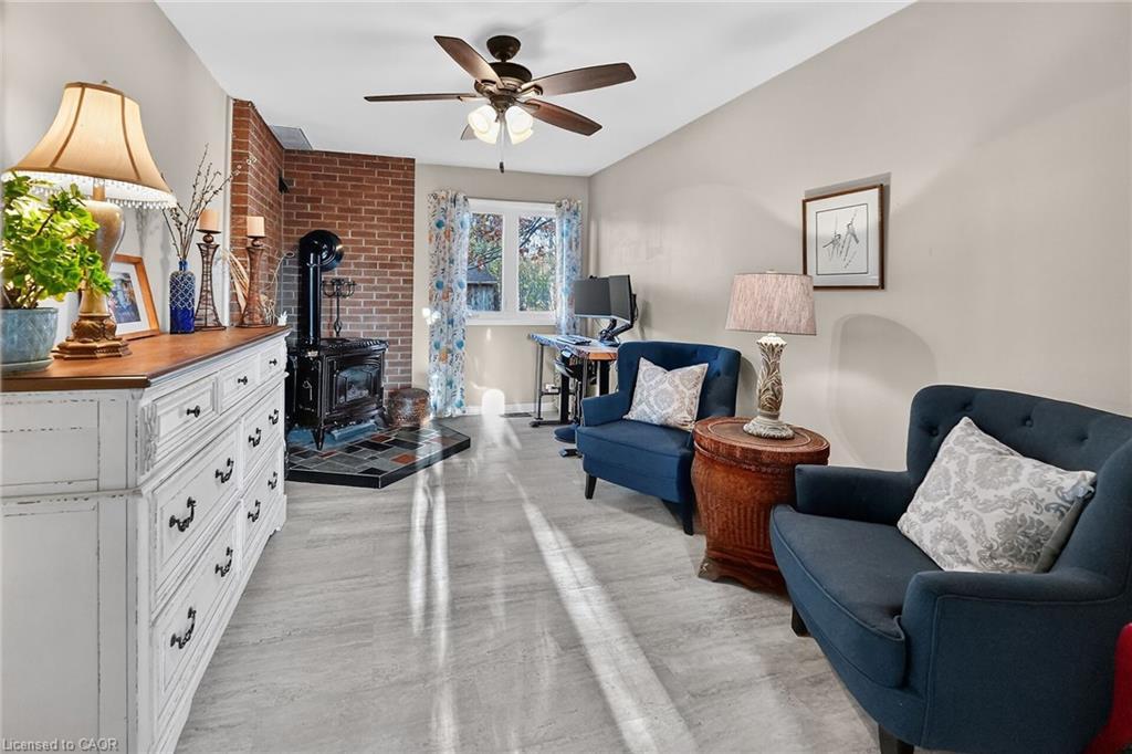 152 Ridge Road W, Grimsby, ON - Indoor With Fireplace