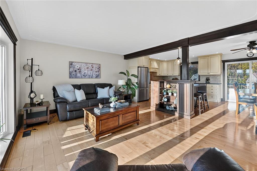 152 Ridge Road W, Grimsby, ON - Indoor Photo Showing Living Room
