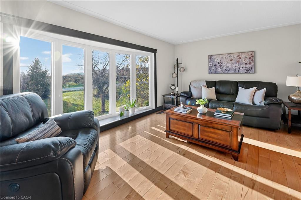 152 Ridge Road W, Grimsby, ON - Indoor Photo Showing Living Room