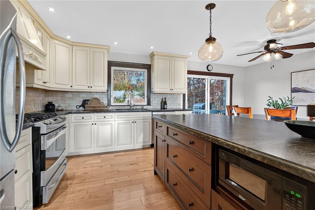 152 Ridge Road W, Grimsby, ON - Indoor Photo Showing Kitchen