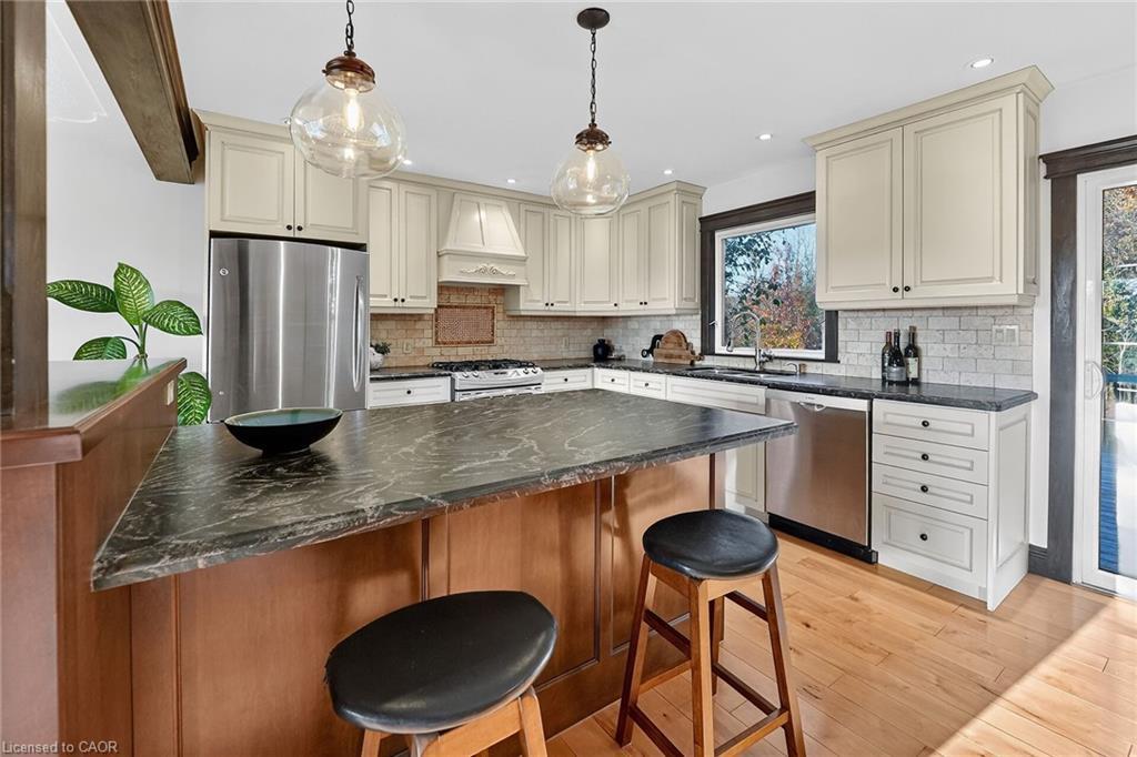 152 Ridge Road W, Grimsby, ON - Indoor Photo Showing Kitchen With Stainless Steel Kitchen With Upgraded Kitchen