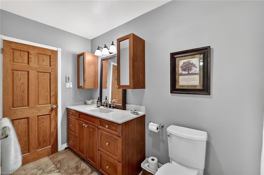 152 Ridge Road W, Grimsby, ON - Indoor Photo Showing Bathroom