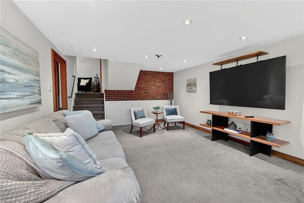 152 Ridge Road W, Grimsby, ON - Indoor Photo Showing Living Room