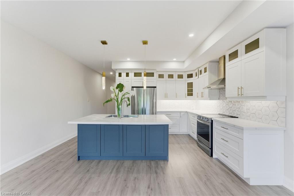 74 Melbourne Street, Hamilton, ON - Indoor Photo Showing Kitchen With Upgraded Kitchen