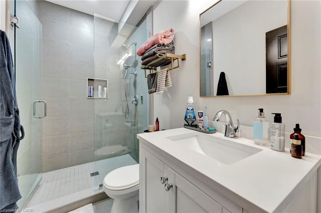 74 Melbourne Street, Hamilton, ON - Indoor Photo Showing Bathroom