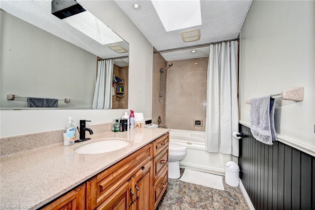 288 Salisbury Avenue, Cambridge, ON - Indoor Photo Showing Bathroom