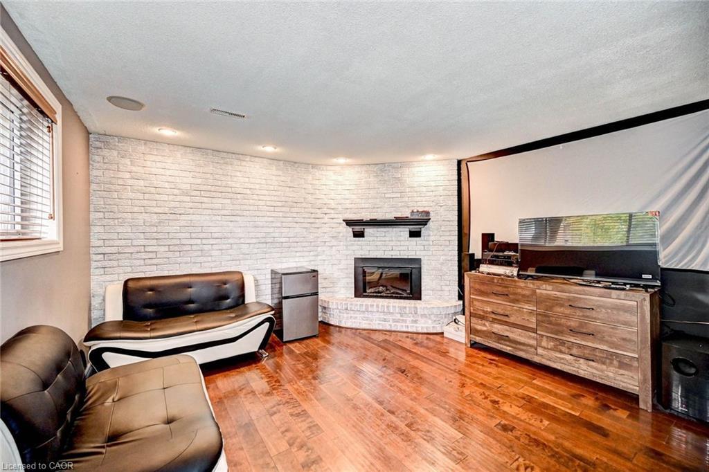 288 Salisbury Avenue, Cambridge, ON - Indoor Photo Showing Living Room With Fireplace