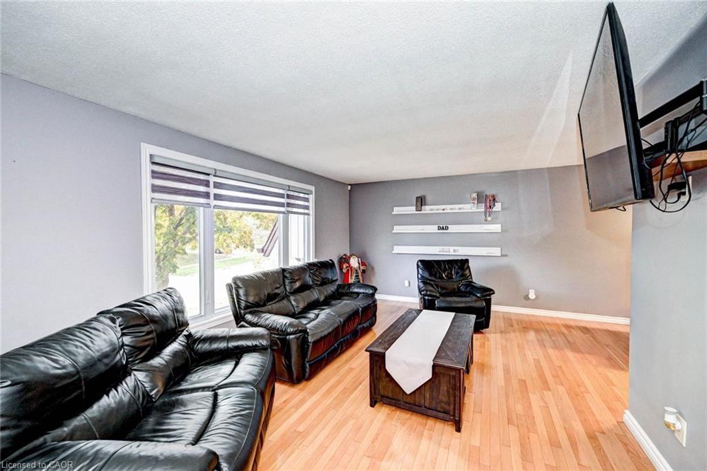 288 Salisbury Avenue, Cambridge, ON - Indoor Photo Showing Living Room With Fireplace