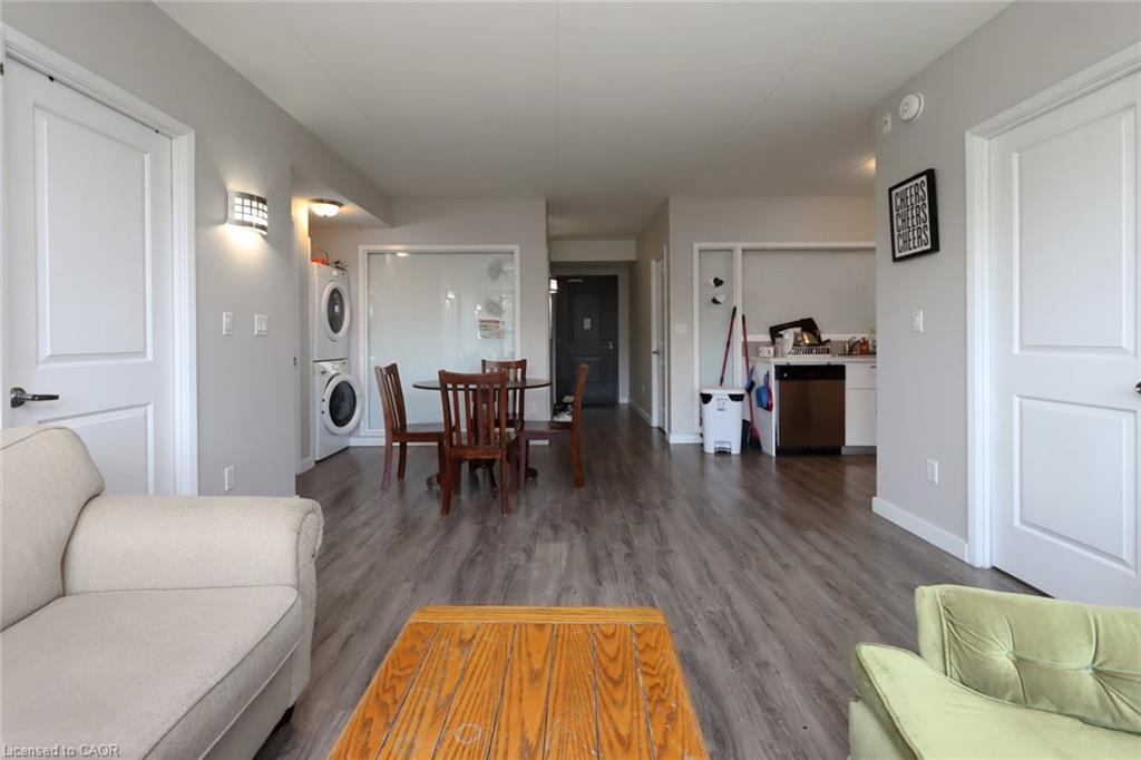 216-1291 Gordon Street, Guelph, ON - Indoor Photo Showing Living Room