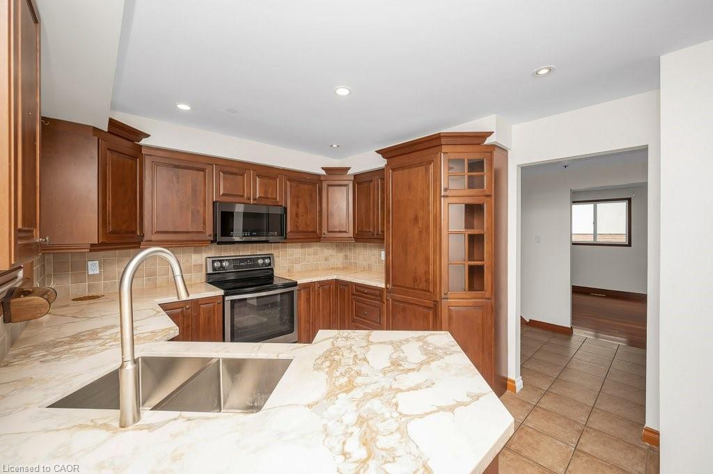2523 Waterford Street, Oakville, ON - Indoor Photo Showing Kitchen With Double Sink
