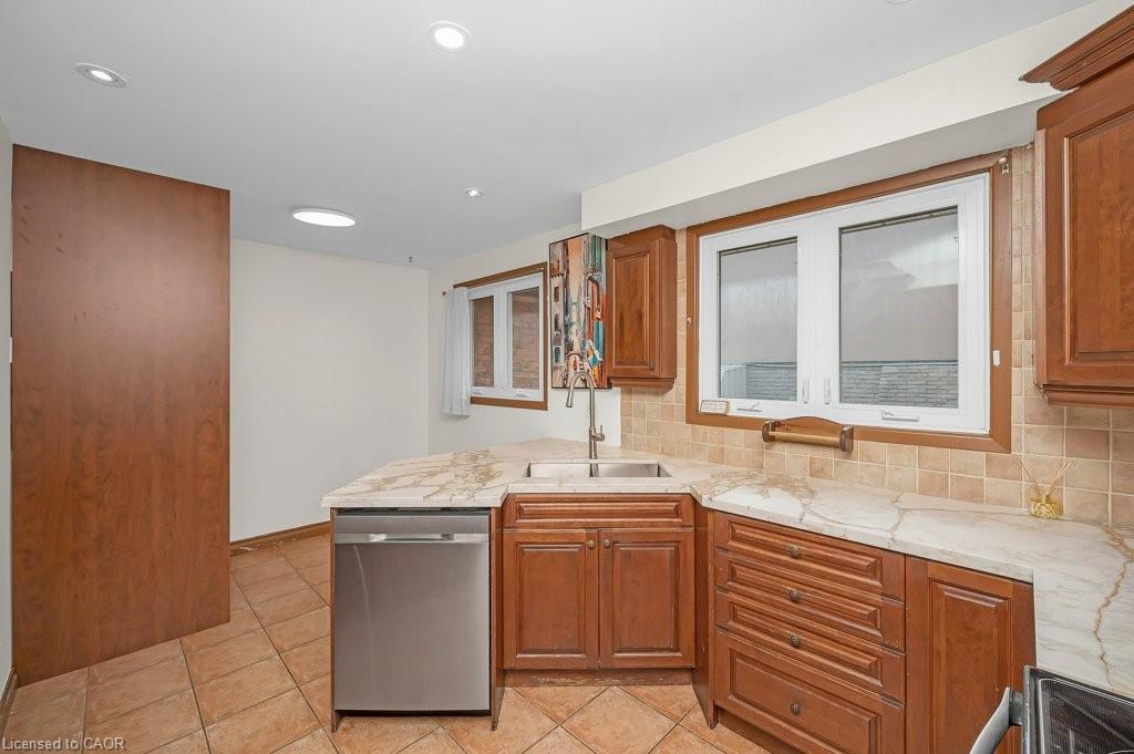 2523 Waterford Street, Oakville, ON - Indoor Photo Showing Kitchen