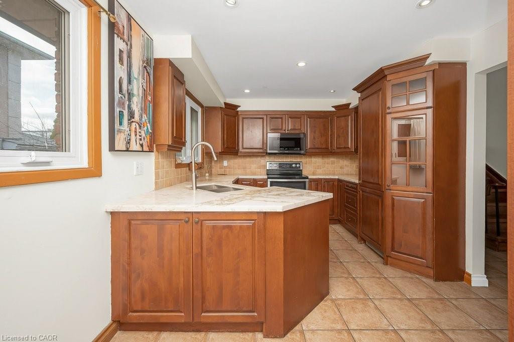 2523 Waterford Street, Oakville, ON - Indoor Photo Showing Kitchen