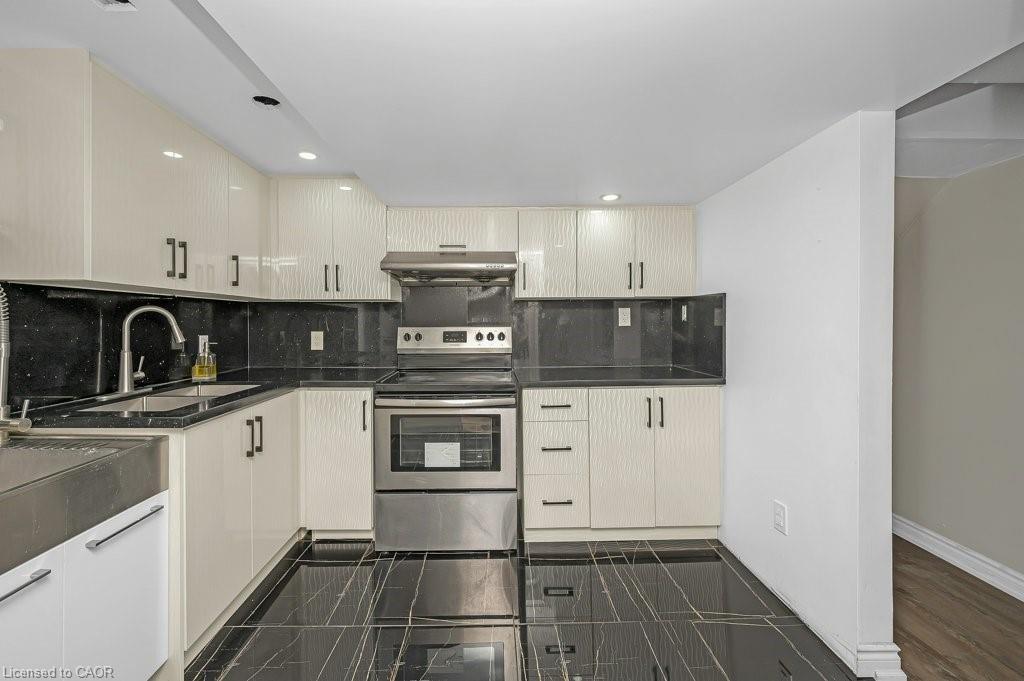 2523 Waterford Street, Oakville, ON - Indoor Photo Showing Kitchen