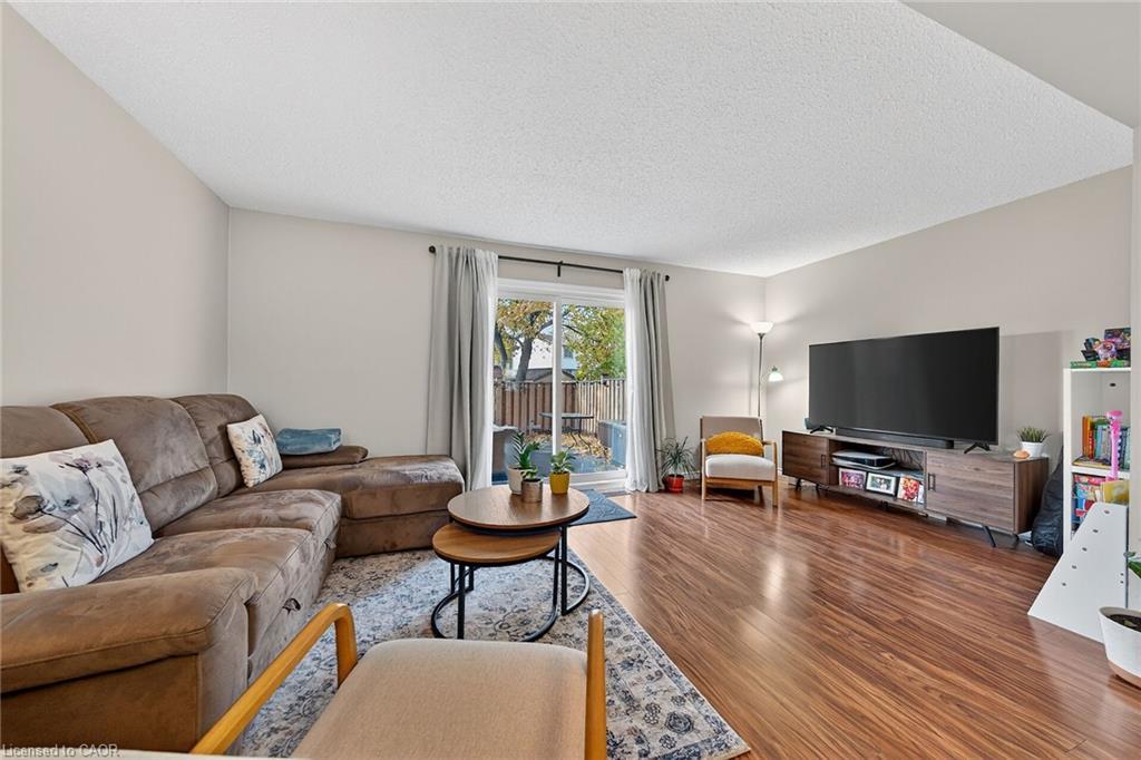 64-145 Rice Avenue, Hamilton, ON - Indoor Photo Showing Living Room