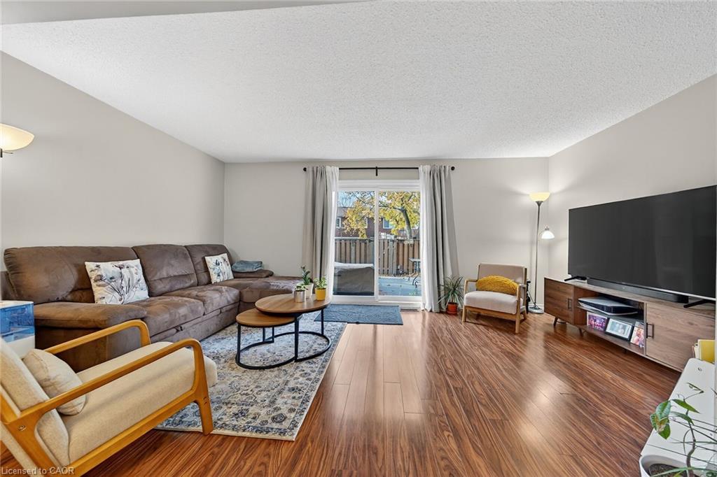 64-145 Rice Avenue, Hamilton, ON - Indoor Photo Showing Living Room