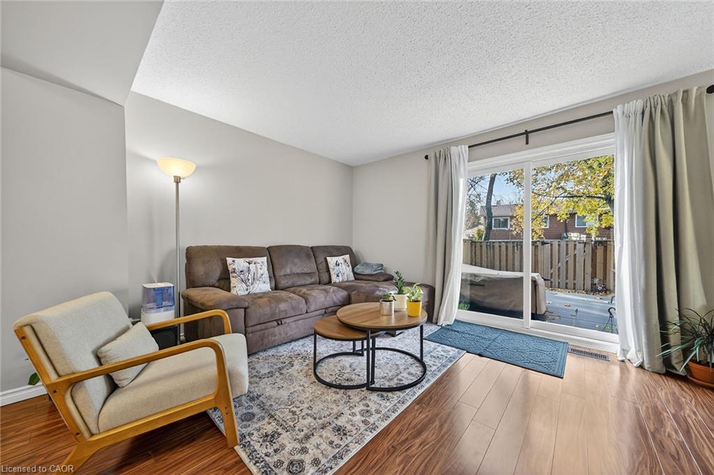 64-145 Rice Avenue, Hamilton, ON - Indoor Photo Showing Living Room