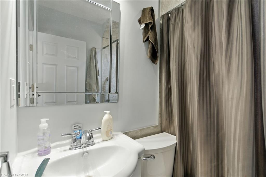 74 East 14Th Street, Hamilton, ON - Indoor Photo Showing Bathroom