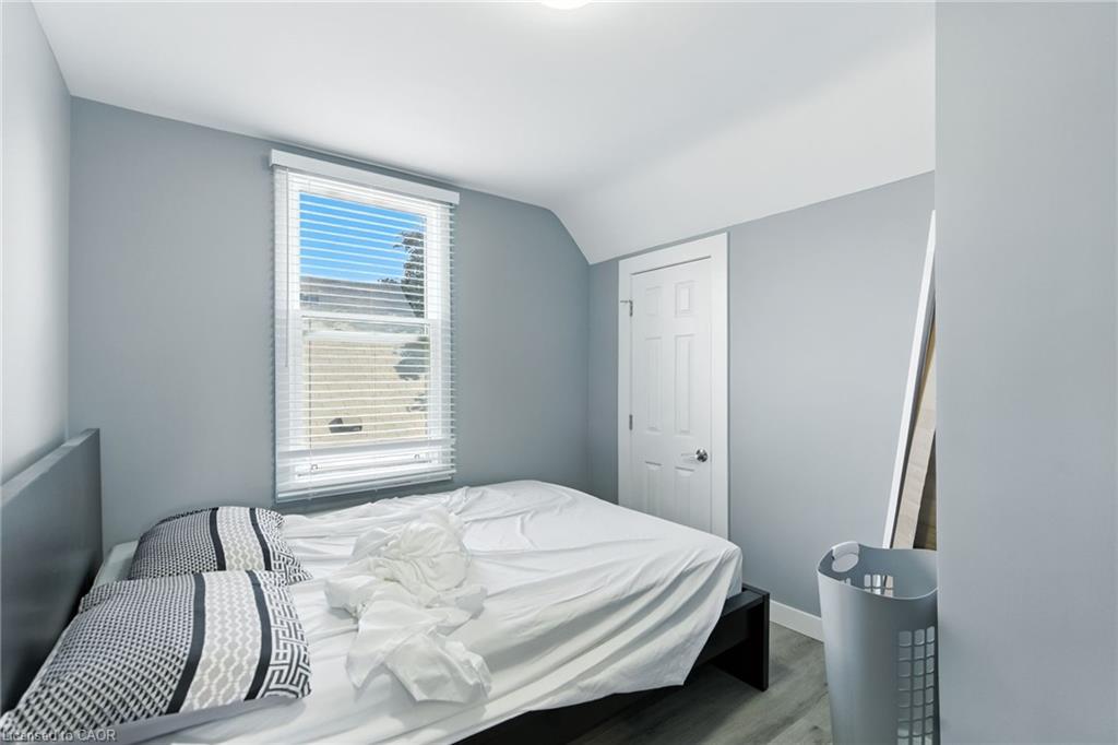74 East 14Th Street, Hamilton, ON - Indoor Photo Showing Bedroom
