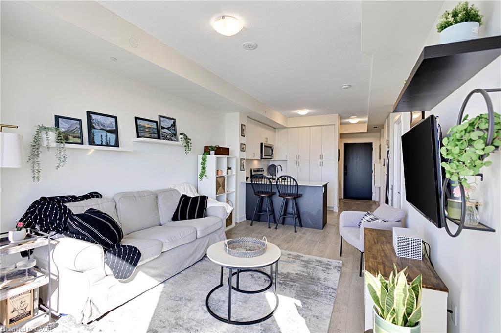 721-3200 William Coltson Avenue, Oakville, ON - Indoor Photo Showing Living Room