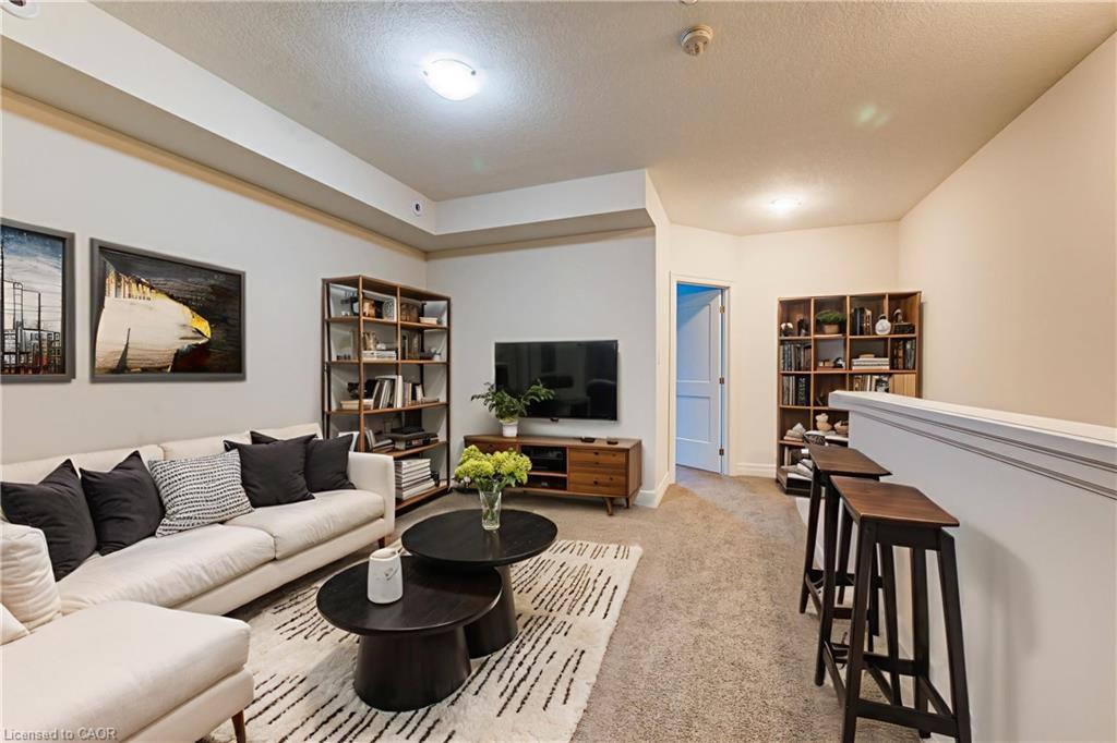 5-275 Max Becker Drive, Kitchener, ON - Indoor Photo Showing Living Room