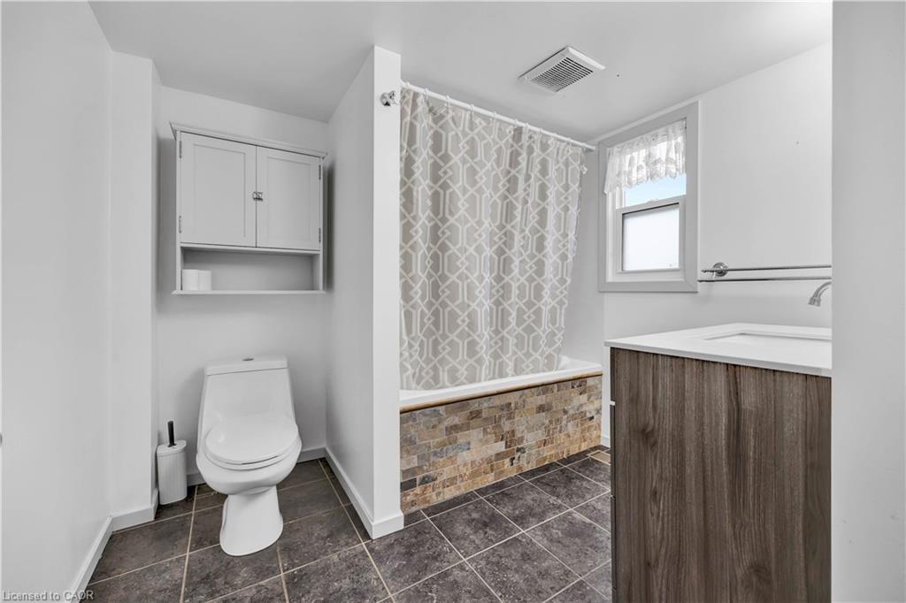 2241 Line 34, Shakespeare, ON - Indoor Photo Showing Bathroom