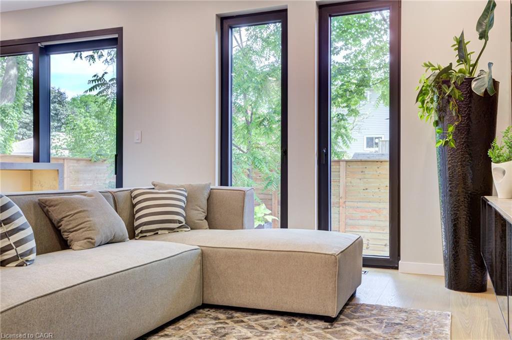 93 Oak Street, Cambridge, ON - Indoor Photo Showing Other Room