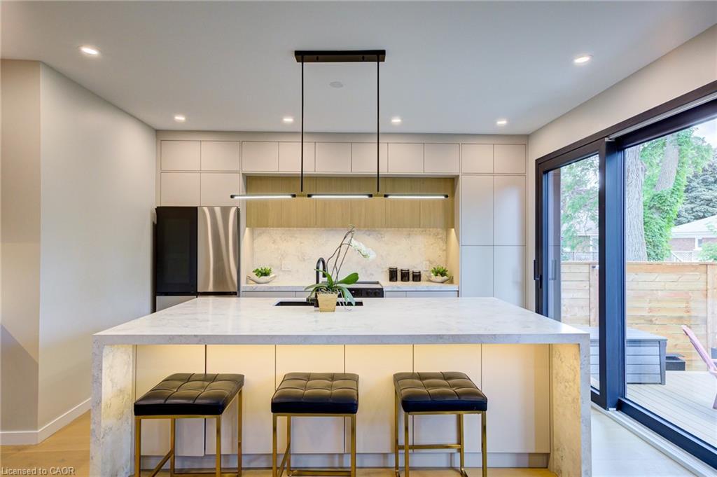 93 Oak Street, Cambridge, ON - Indoor Photo Showing Kitchen With Upgraded Kitchen