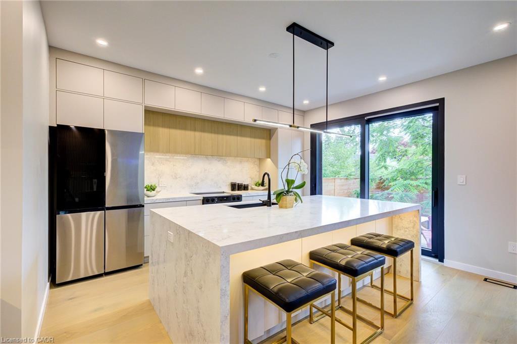 93 Oak Street, Cambridge, ON - Indoor Photo Showing Kitchen With Upgraded Kitchen