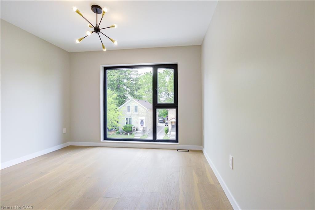 93 Oak Street, Cambridge, ON - Indoor Photo Showing Other Room