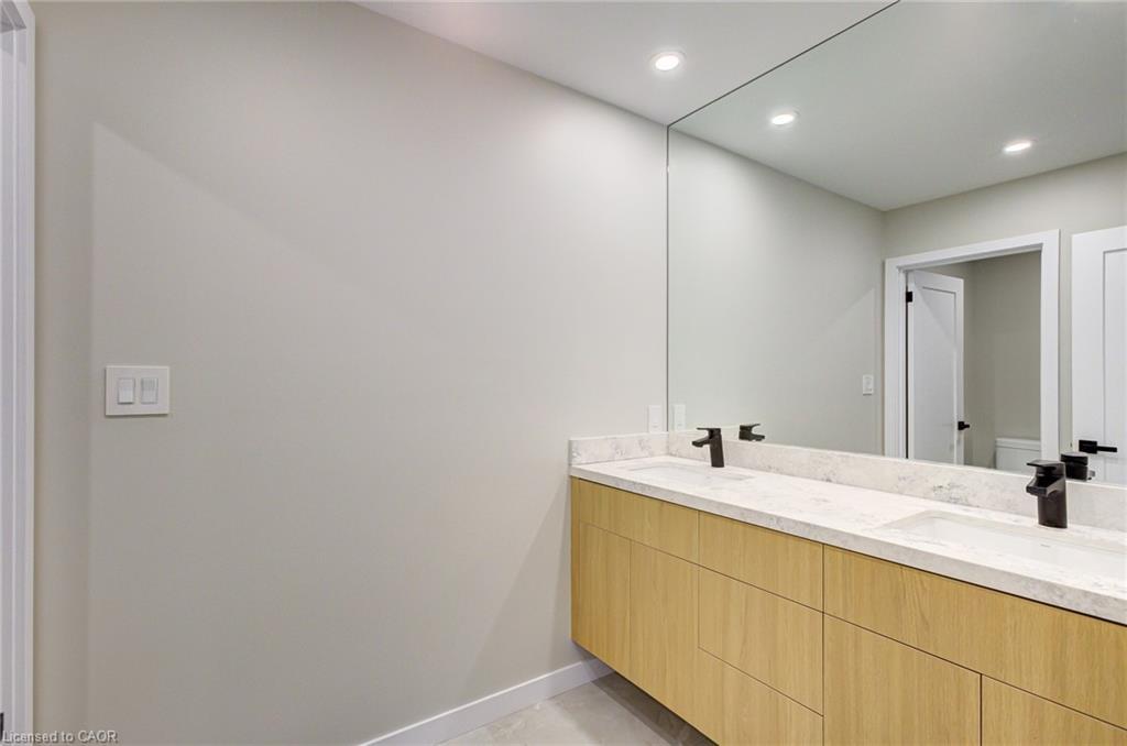 93 Oak Street, Cambridge, ON - Indoor Photo Showing Bathroom