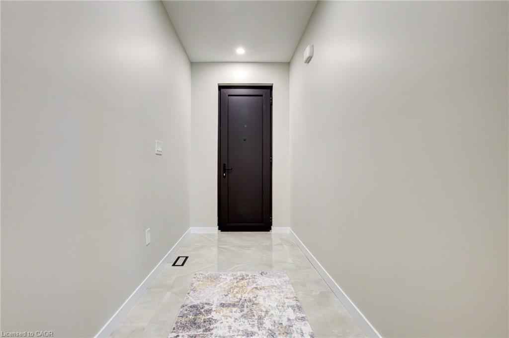 93 Oak Street, Cambridge, ON - Indoor Photo Showing Other Room