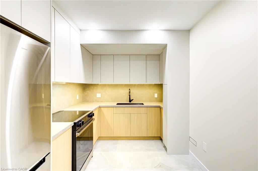 93 Oak Street, Cambridge, ON - Indoor Photo Showing Kitchen