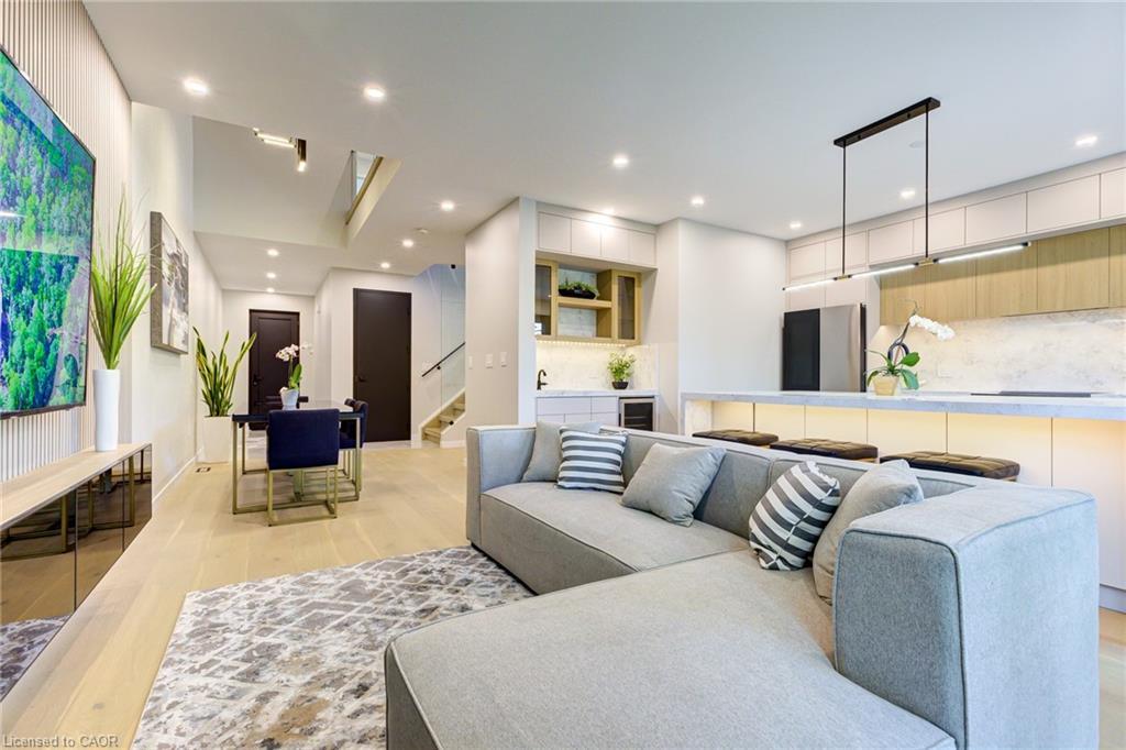 93 Oak Street, Cambridge, ON - Indoor Photo Showing Living Room
