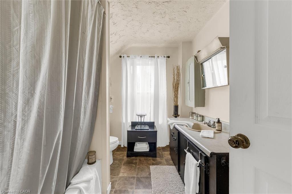 382 Beach Boulevard, Hamilton, ON - Indoor Photo Showing Bathroom