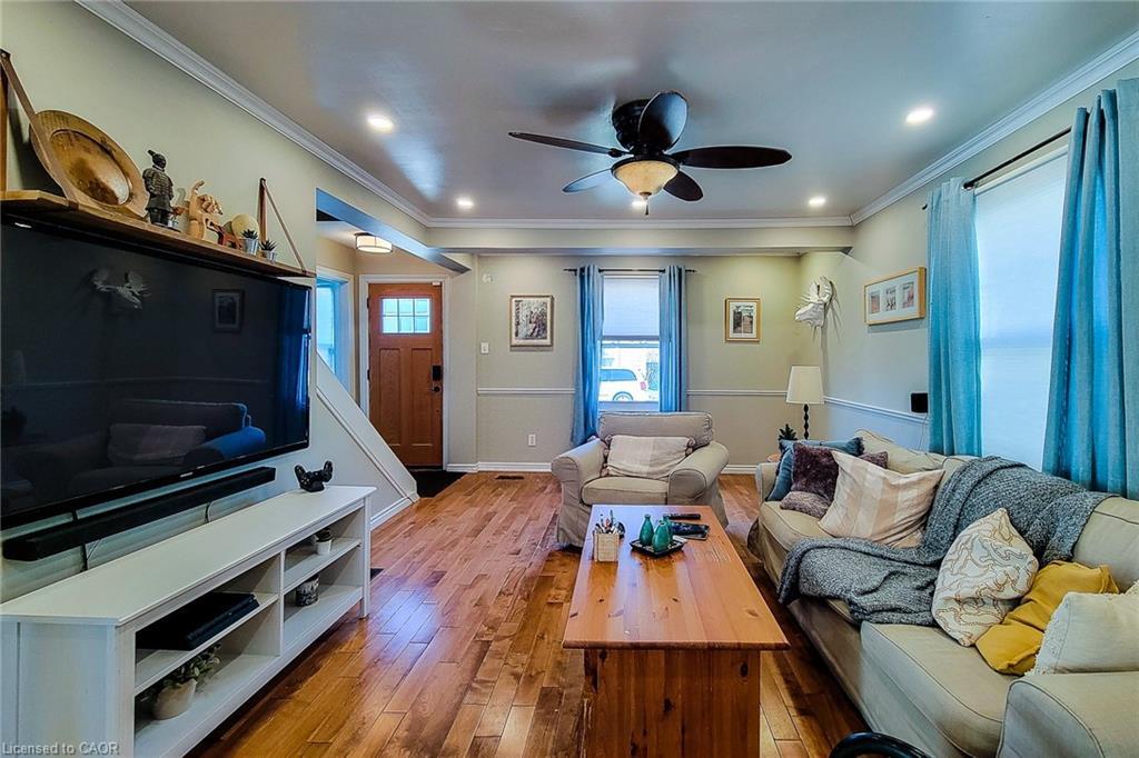 54 Eighth Avenue, Brantford, ON - Indoor Photo Showing Living Room